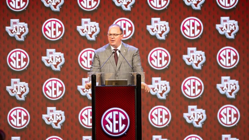 Pelatih Texas A&M Aggies Mike Elko Berbicara Mengenai Perkemahan Musim Gugur & Penggunaan Teknologi Pinggir Lapangan